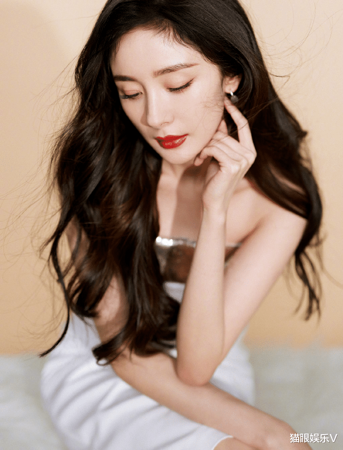 杨幂|杨幂最新时尚大片释出！穿抹胸裙秀火辣身材，水蛇腰大长腿太吸睛