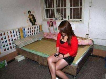 女子深夜醒来发现小偷,却让小偷为所欲为,女子:我很害怕!