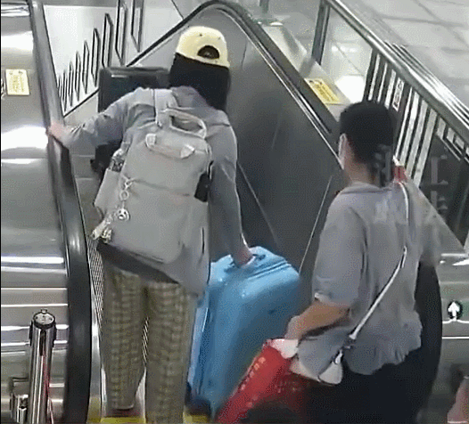 恐怖！杭州一地铁扶梯上滚落超大行李箱，女子被撞飞…吓坏网友