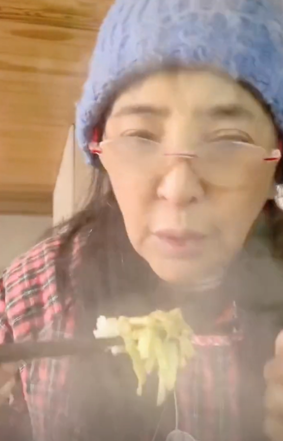 李勤勤|“戏骨”李勤勤家中吃饭,不化妆身穿大罩衫