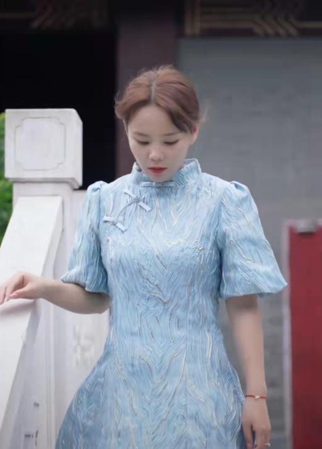 社交平台|沉寂十日,熊磊再现身!蓝色旗袍气质满满,深情配文引热议