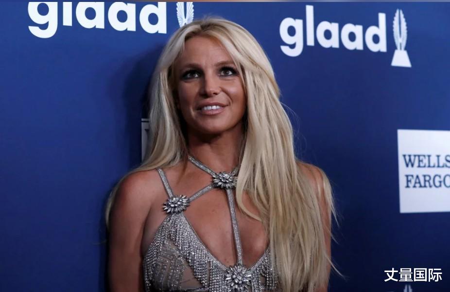 布兰妮·斯皮尔斯|布兰妮曝曾遭家人监禁4个月，连洗澡都有保安看着