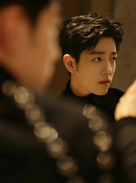 肖战|肖战身着笔挺西装帅气登场，却在活动现场一直发呆，网友直呼可爱