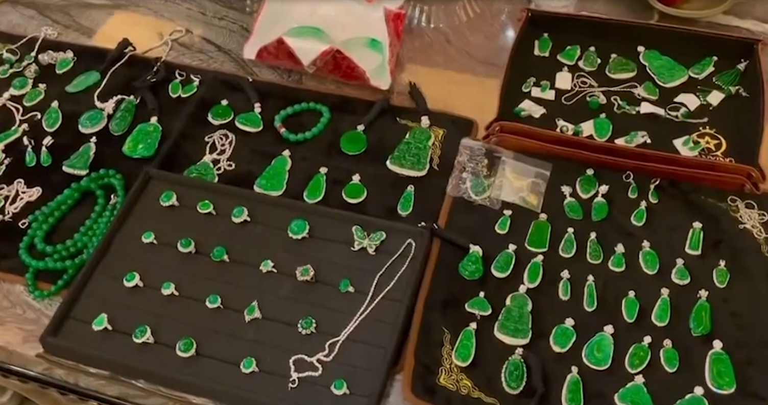 王红权|王红权星：2700万买巴林女儿红，翡翠海螺珠成堆，他到底有何背景？