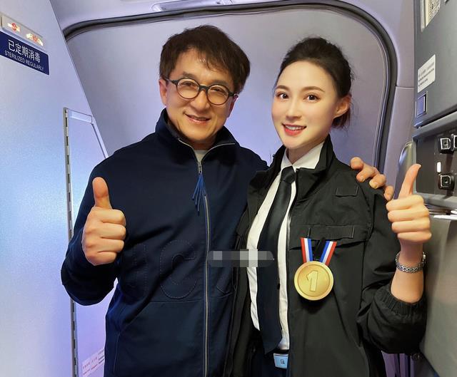 成龙|没想到2022年一开始，成龙和黄渤，就给许多大明星，敲响了警钟