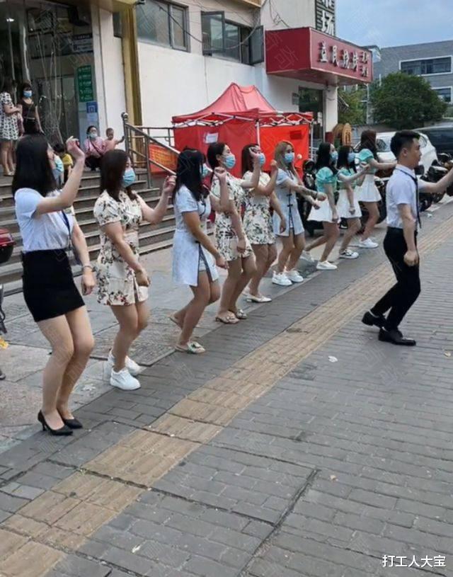 杭州9旬大爷每天来看足浴店女员工跳舞,网友:渣男!只看不消费