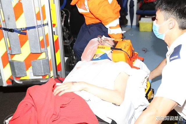 男团|男团mieror舞台突发意外,男成员被大屏砸进icu,场面太恐怖