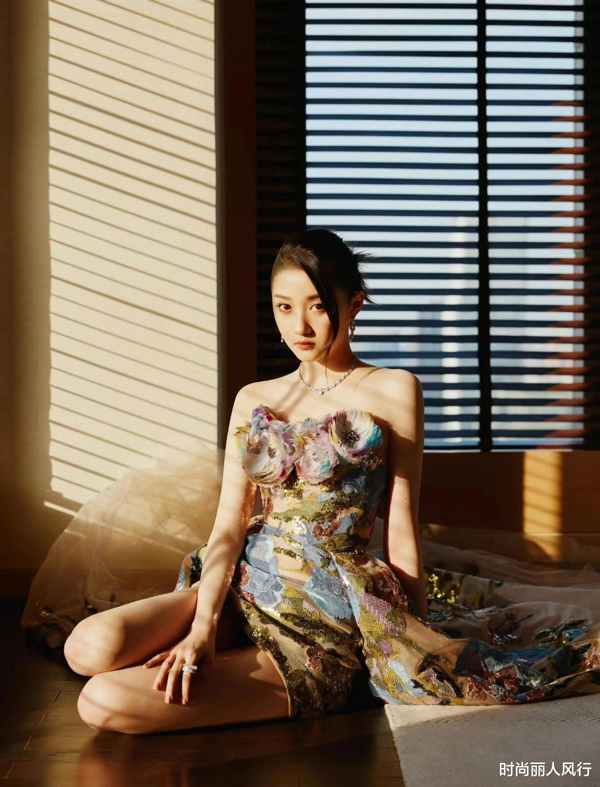 关晓彤|关晓彤真是浪费好身材!明明穿的是高定却难掩土气,生图脖子好粗