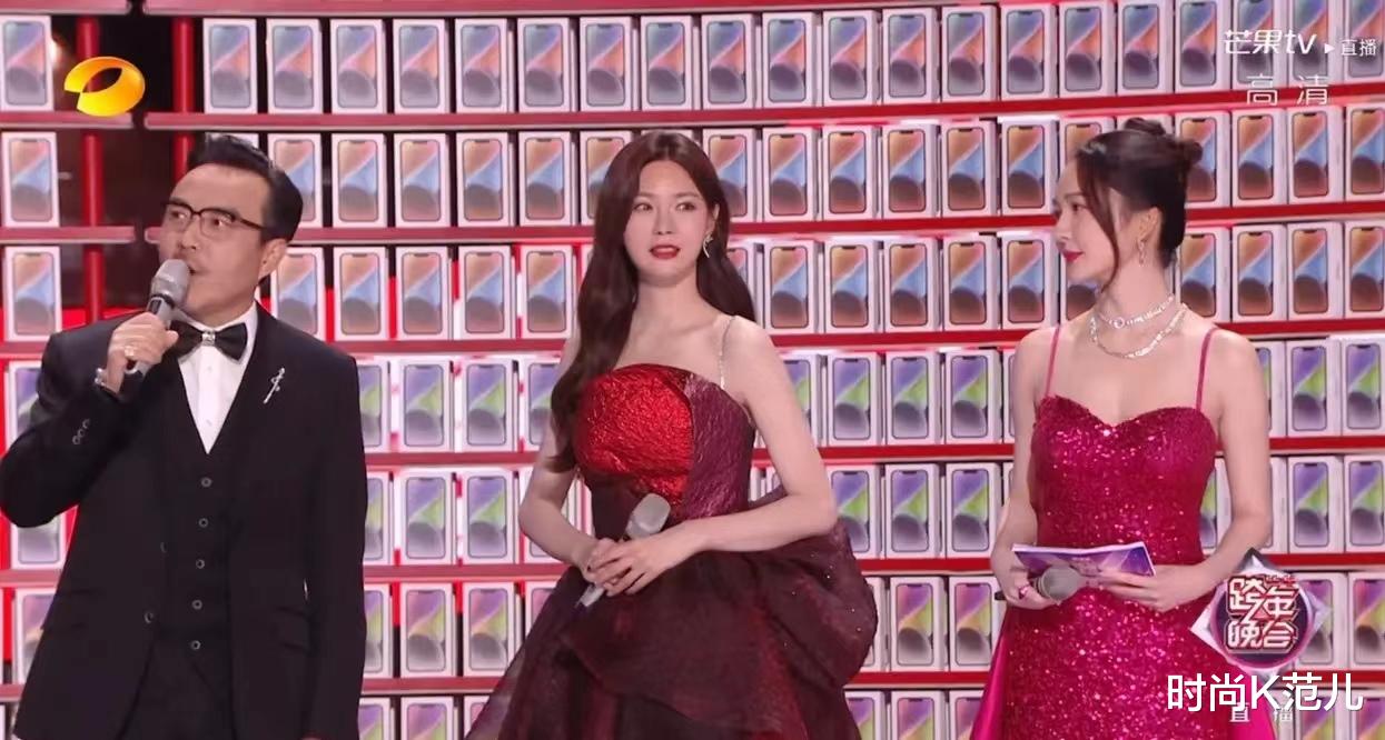 张艺兴|沈梦辰主持跨年晚会,穿一条渐变色蓬蓬裙,优雅出众!