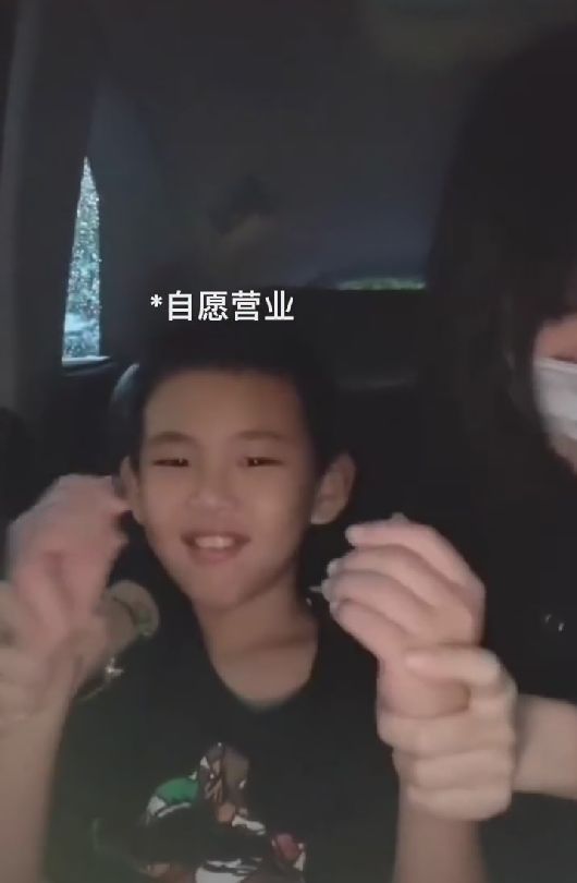 母亲节|孙卓陪妈妈过母亲节，孙辉作画被赞暖心，彭四英直言现在很幸福