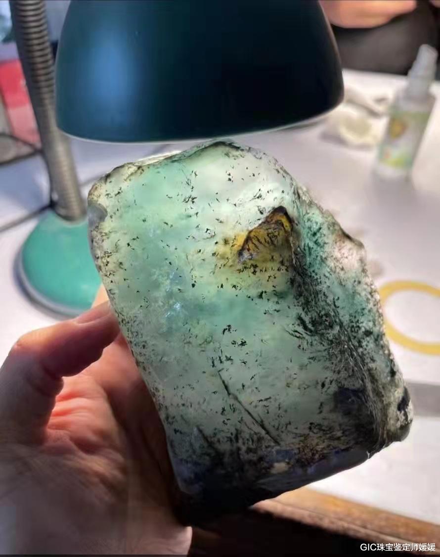 翡翠|沉寂上亿年的翡翠原石，经过一番精细的淬炼，成就玻璃种翡翠作品