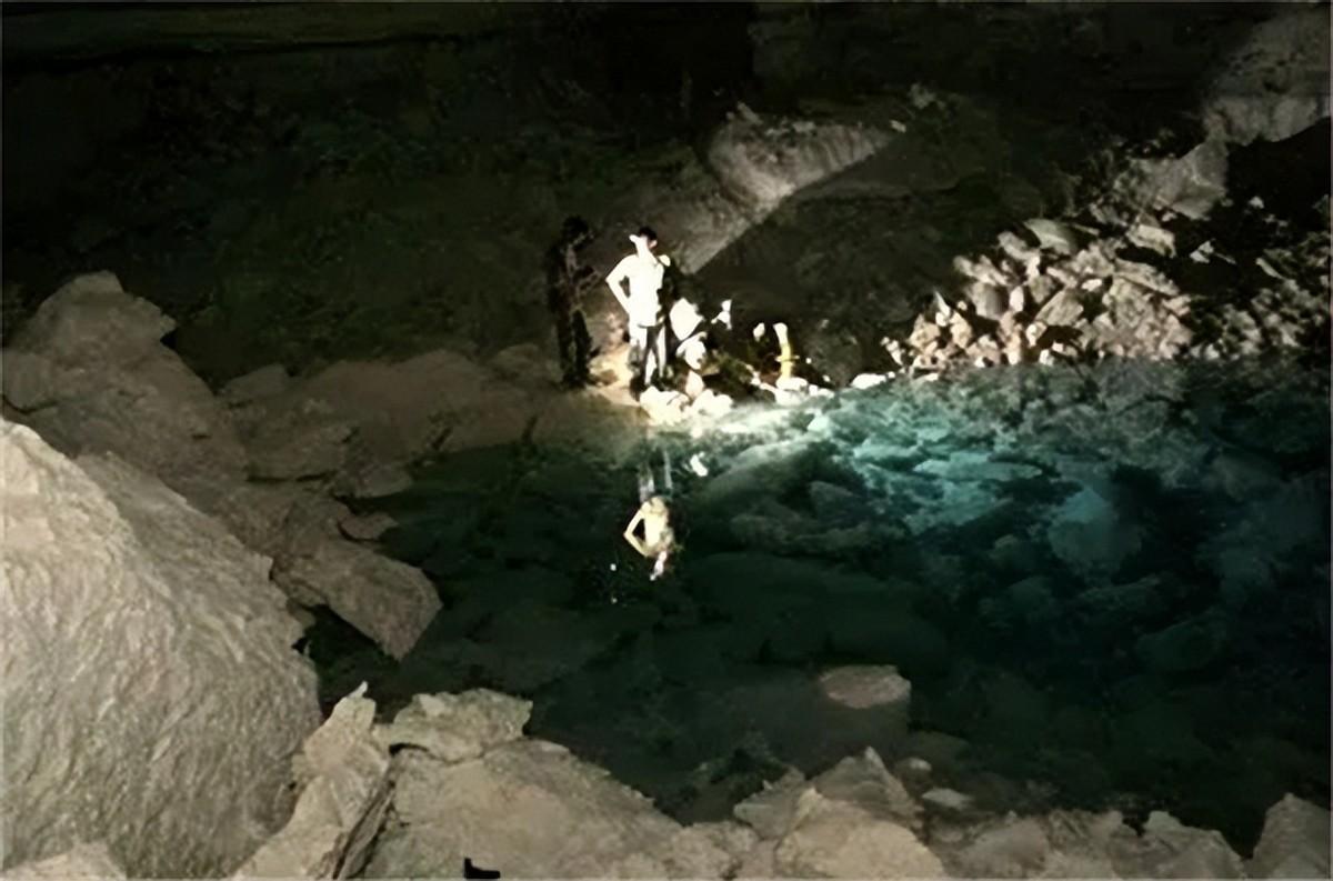 腹泻|?夫妻山洞与世隔绝39年,妻子已兽化,爪子和撕咬能力比野兽还强!