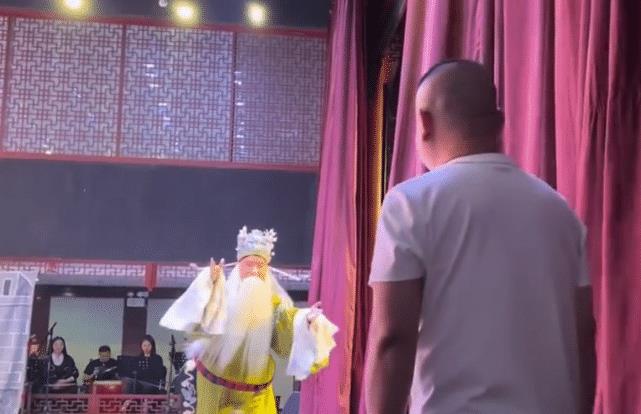 郭德纲|郭德纲惊喜空降三庆园,近照一言难尽,难怪烧饼孟鹤堂都哭红了眼!