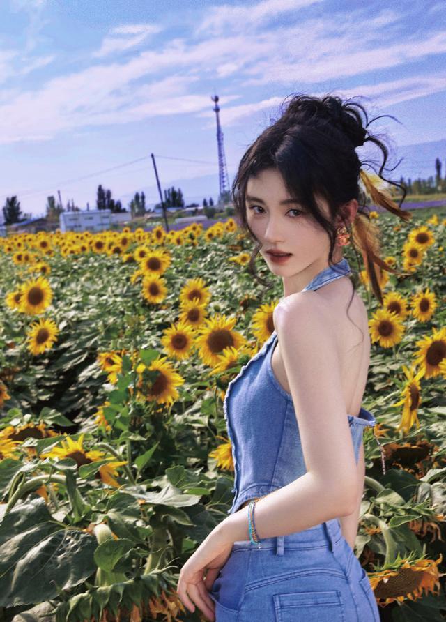 鞠婧祎|鞠婧祎穿牛仔套装露香肩美背!肌肤吹弹可破太性感撩人