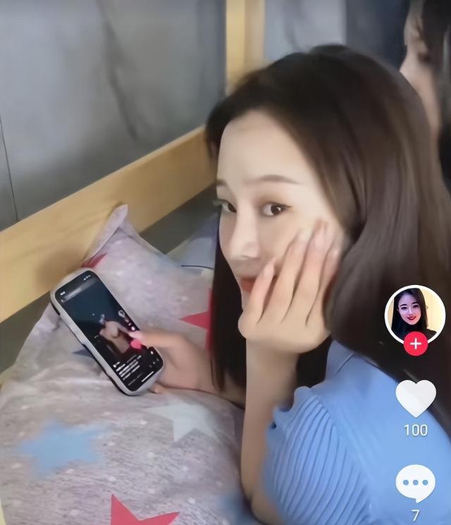 俩女孩偷偷刷视频,舍友看到视频内容后羞了,舍友:看点别的吧!