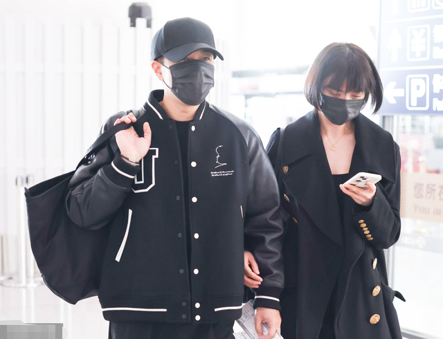 刘恺威|刘恺威认爱后狂秀恩爱，与女友甜蜜牵手现身机场