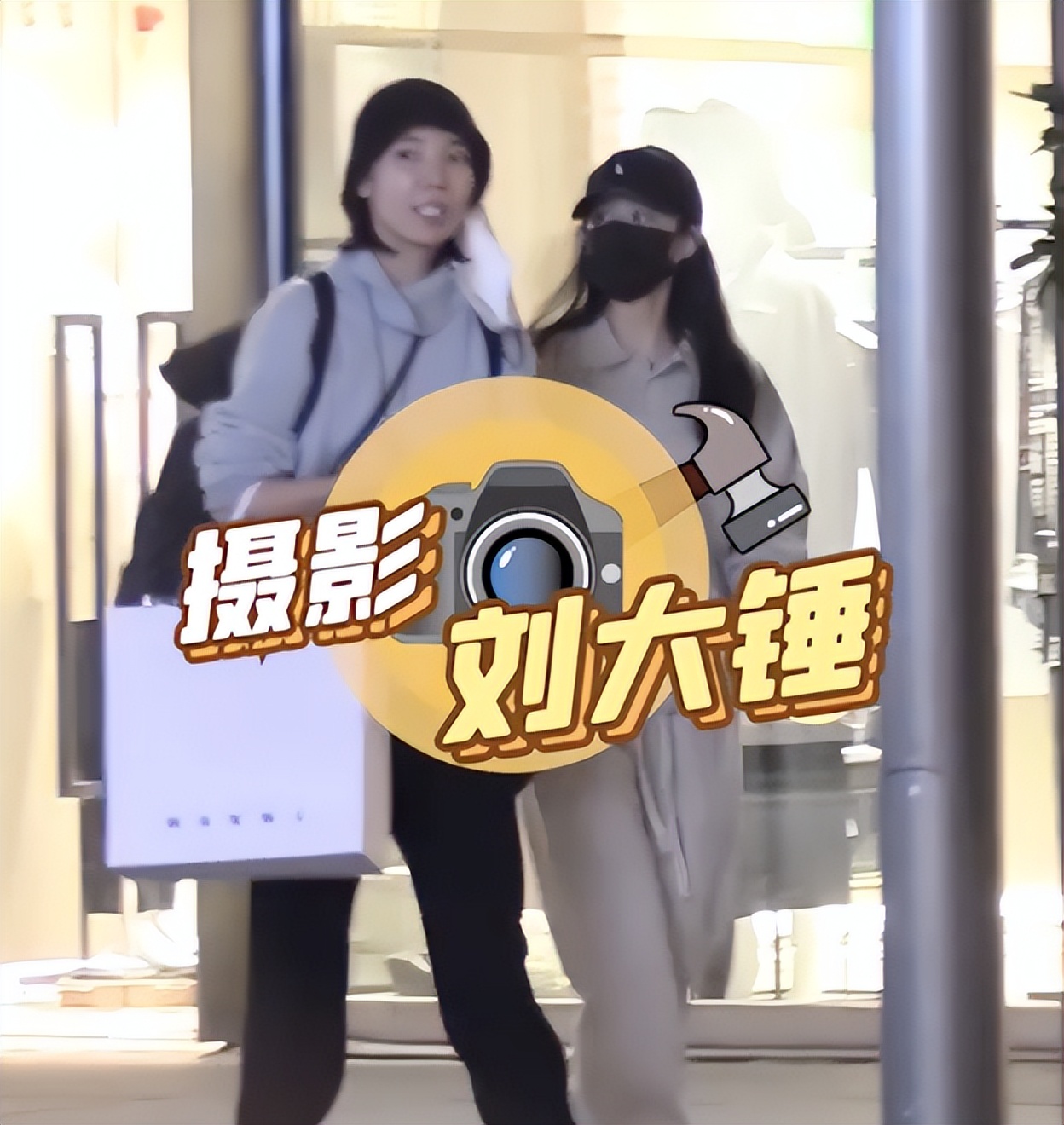 |赵丽颖外出被异性搭讪，神情警惕往后退，逛街买超多衣服收获满满