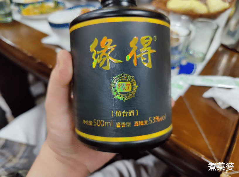 破烂王李老头，捡垃圾为儿还贷，翻到5瓶30年茅台空瓶，结果咋样