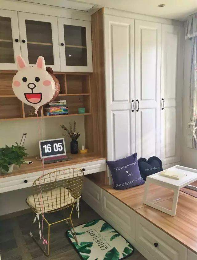 不是房间小，是你没装好，一间房睡觉、收纳、书桌都有，还嫌小？