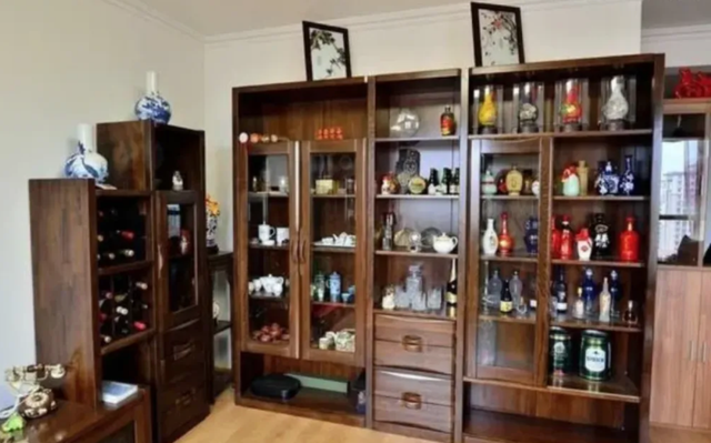 福建一老板晒“酒柜”，全是廉价酒仅一瓶茅台，网友却说：行家
