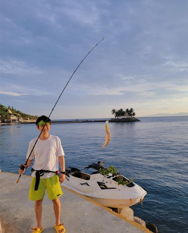 孟鹤堂|德云社孟鹤堂发文，穿背心在海边钓鱼，粉丝：孟哥保养得真好