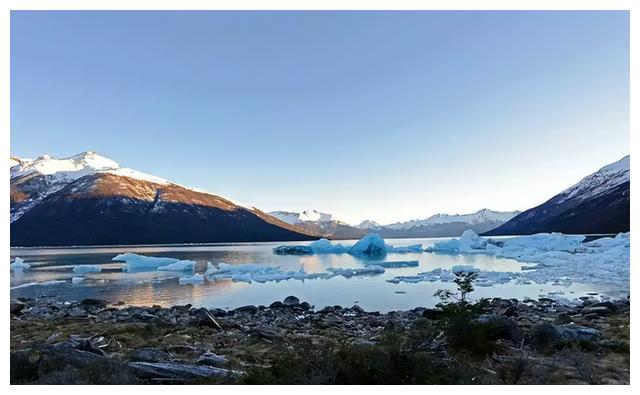 巴塔哥尼亚|智利巨大冰川轰然崩塌：坠入200多米河谷，扬起白色的“烟雾”