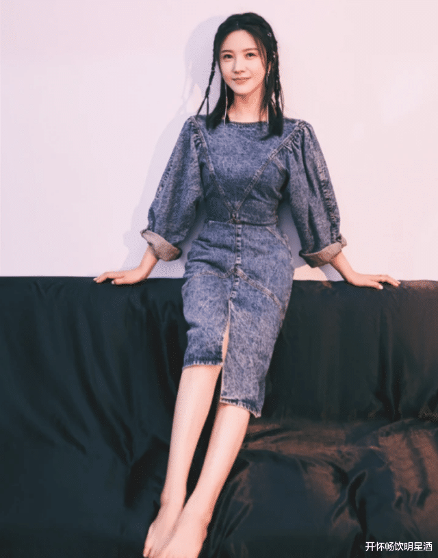 杨子姗|连体牛仔裤搭配麻花辫,杨子姗找回最美自己,看着少女气十足!