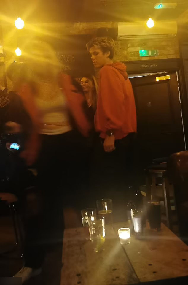 克鲁兹|贝克汉姆17岁小儿子第二段恋情曝光，他将女孩揽入怀中尽显痴迷