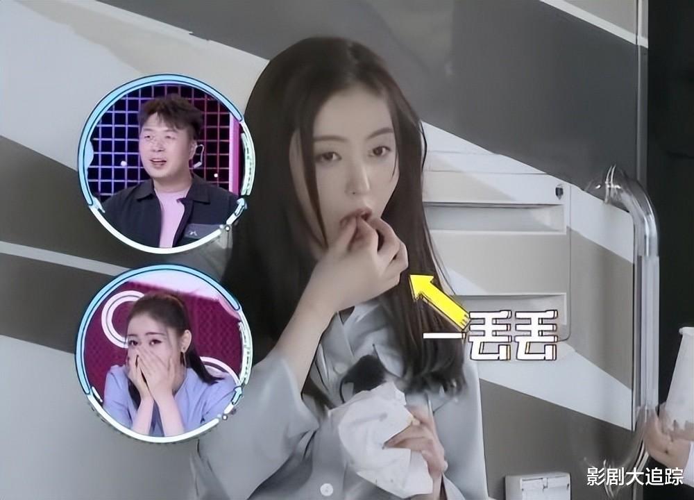 鸡蛋 张天爱玩性感时尚彩妆!穿细吊带大秀事业线,裙子腰侧开洞露肋骨