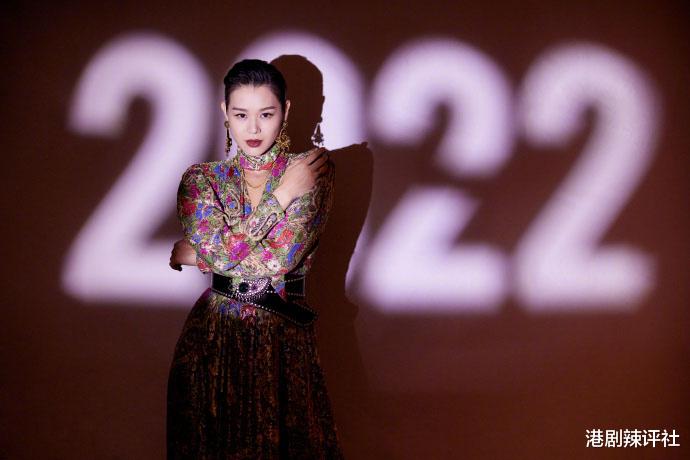 胡杏儿|颁奖礼打脸高层，这位花旦好胜心切失分寸，资源大减不得不从头来