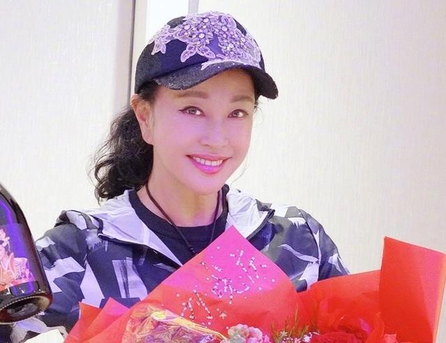 杨幂|年过半百还在装嫩的六位女星，美颜年轻30岁，生图却变老奶奶