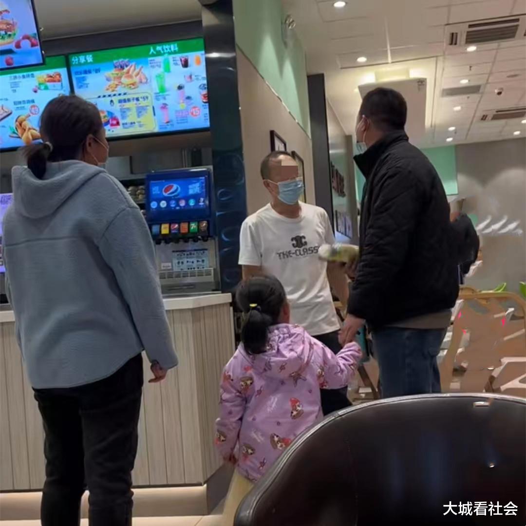 想借道被骂?黑龙江一男子进店没扫码,转头出去时莫名被老板骂