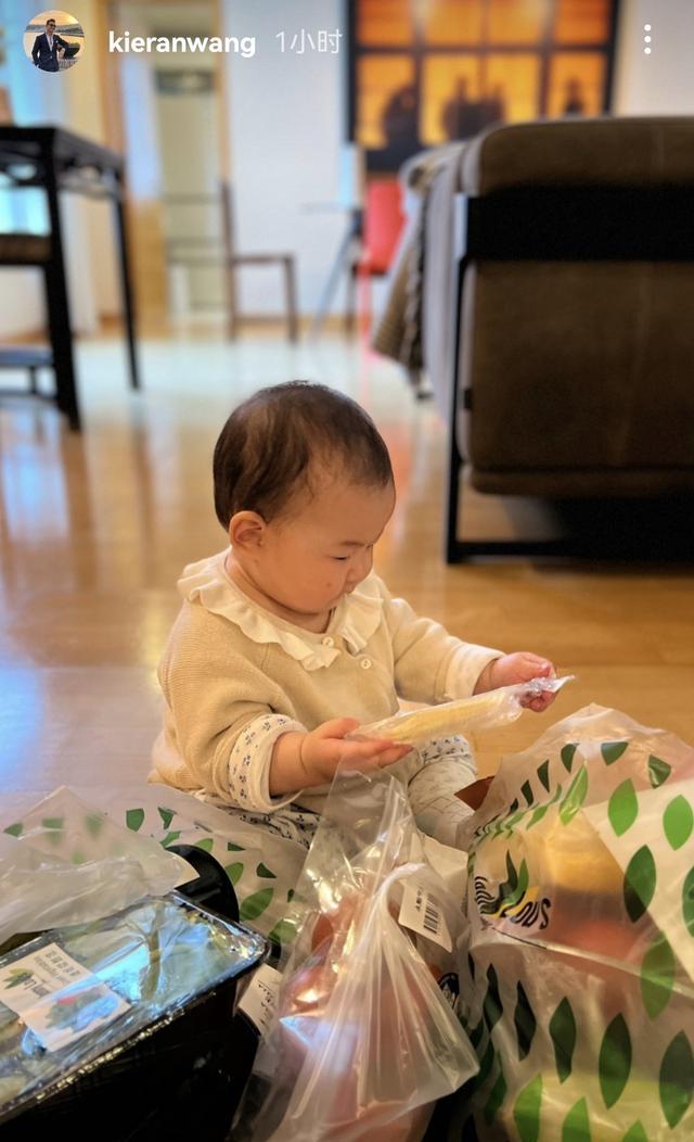 朱珠|朱珠丈夫晒照亲吻女儿，小公主罕见露笑容已无梨涡，豪宅装修简约