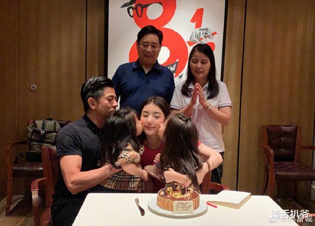 郭富城|郭富城为老婆庆生！两人戴情侣手链高调撒糖，岳父岳母罕见出镜