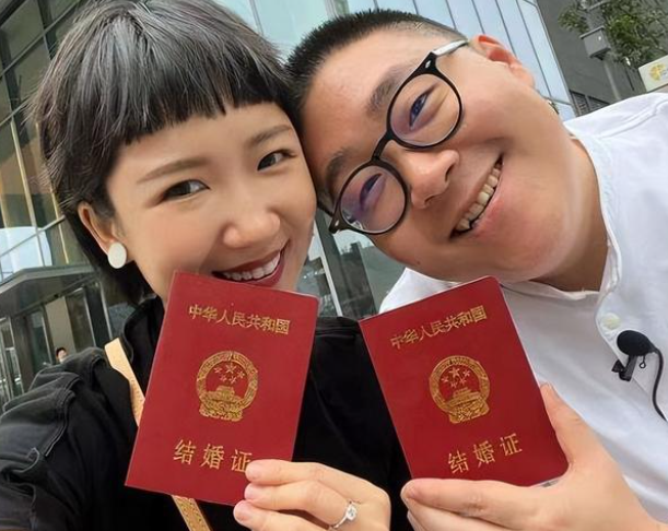 释小龙|释小龙一家三口出行被拍,女儿长相和父亲如出一辙,妻子身材真好