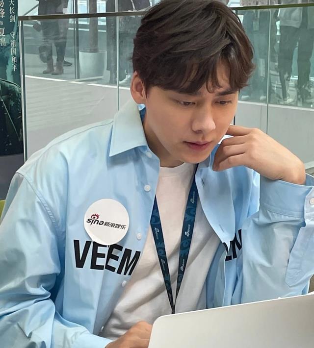 李易峰|李易峰曾线下被拍，一身蓝衬衫显清爽，生图令人感慨