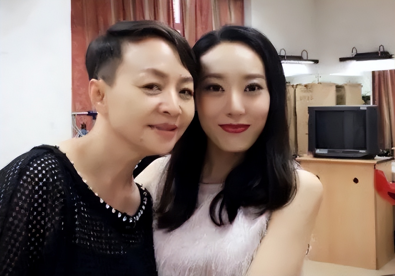 吴美珩|宋丹丹儿媳王博谷：嫁给小7岁的巴图，38岁生二胎，被婆婆宠成宝