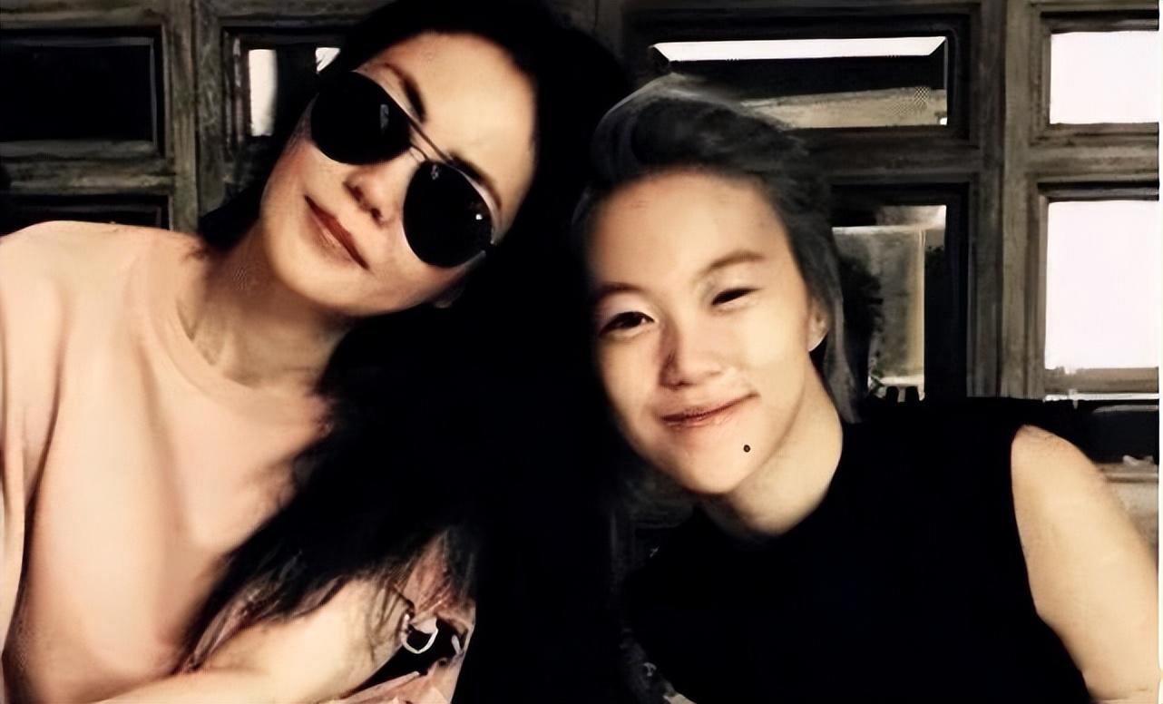 窦靖童|王菲的25岁大女儿晒自拍，罕见留卷发打扮随性