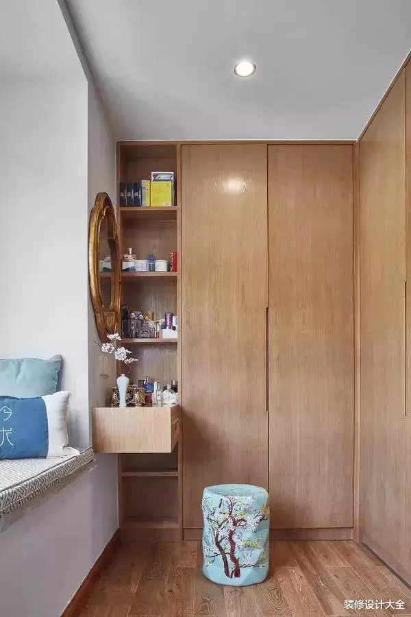 不要在卧室放独立衣柜啦,现在流行这种衣柜,不吃灰也不占地!