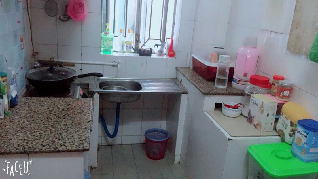 我在深圳700的出租房，厨房巴掌大，卧室没衣柜，但比住别墅幸福