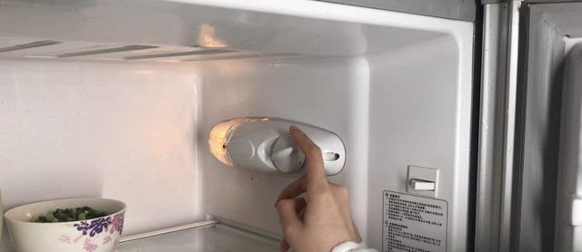 |冰箱冷藏室积水结冰怎么办?一根铁丝+一杯水,轻轻松松就能解决