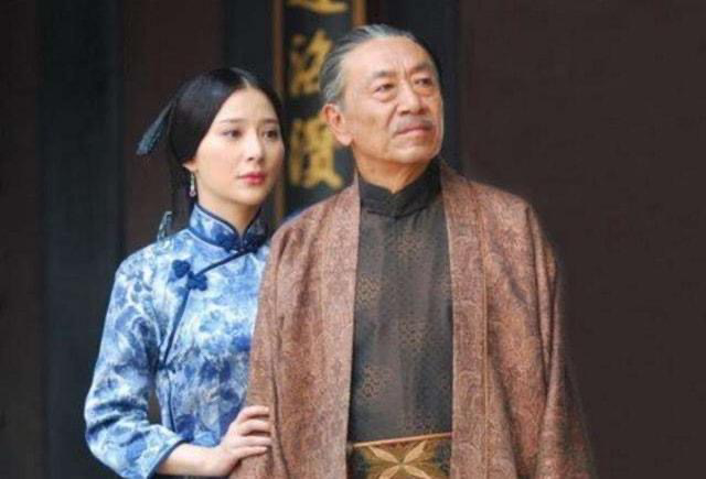 王奎荣|老戏骨王奎荣携小30岁娇妻现身,两鬓白发精神抖擞,名贵手表抢镜