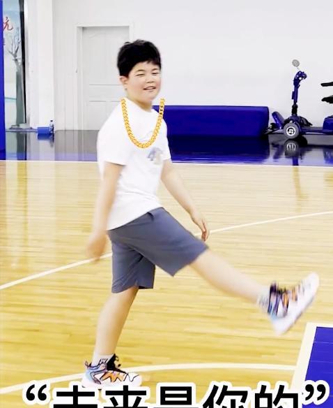 沙溢|沙溢带儿子打篮球减肥,11岁安吉神似刘昊然,兄弟二人如复制粘贴