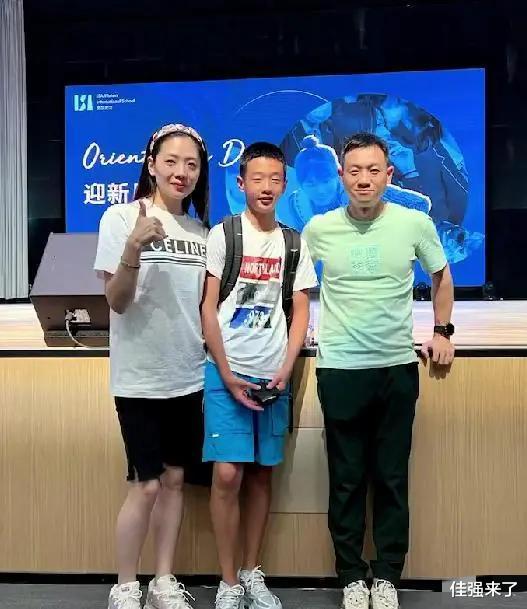 杨阳洋|12岁杨阳洋近照曝光,就读40W贵族学校,一家三口合影杨威偷翘脚