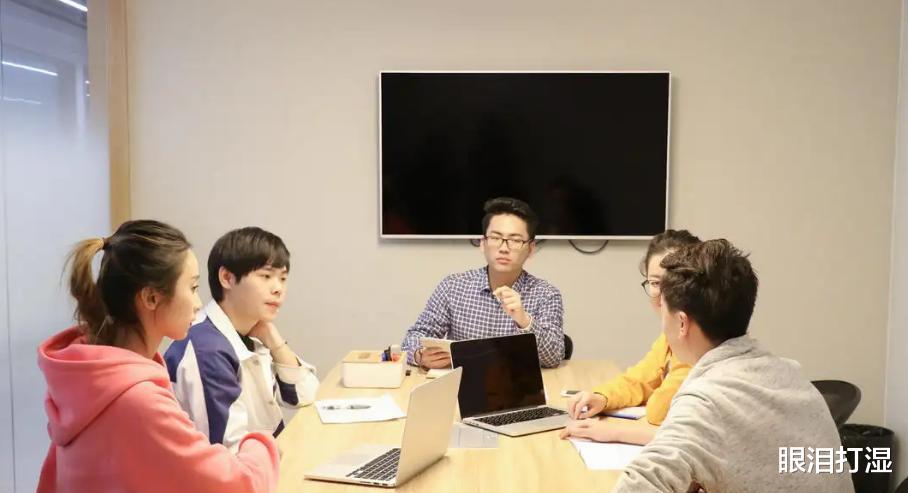 大学生|“别太把自己当回事”,知名教授给年轻人的忠告,话不中听但在理