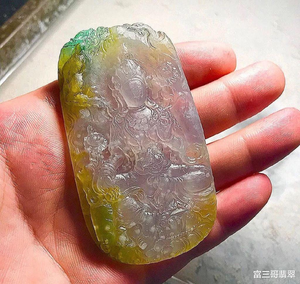 雕刻|玉赏 ▏一块带雪花棉的三色翡翠片料,雕刻端庄的持莲观音,美翻了!