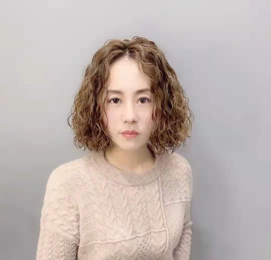素菜 中年女人“显老”3大原因：衣太宽，发太卷，妆太浓，姐姐变阿姨