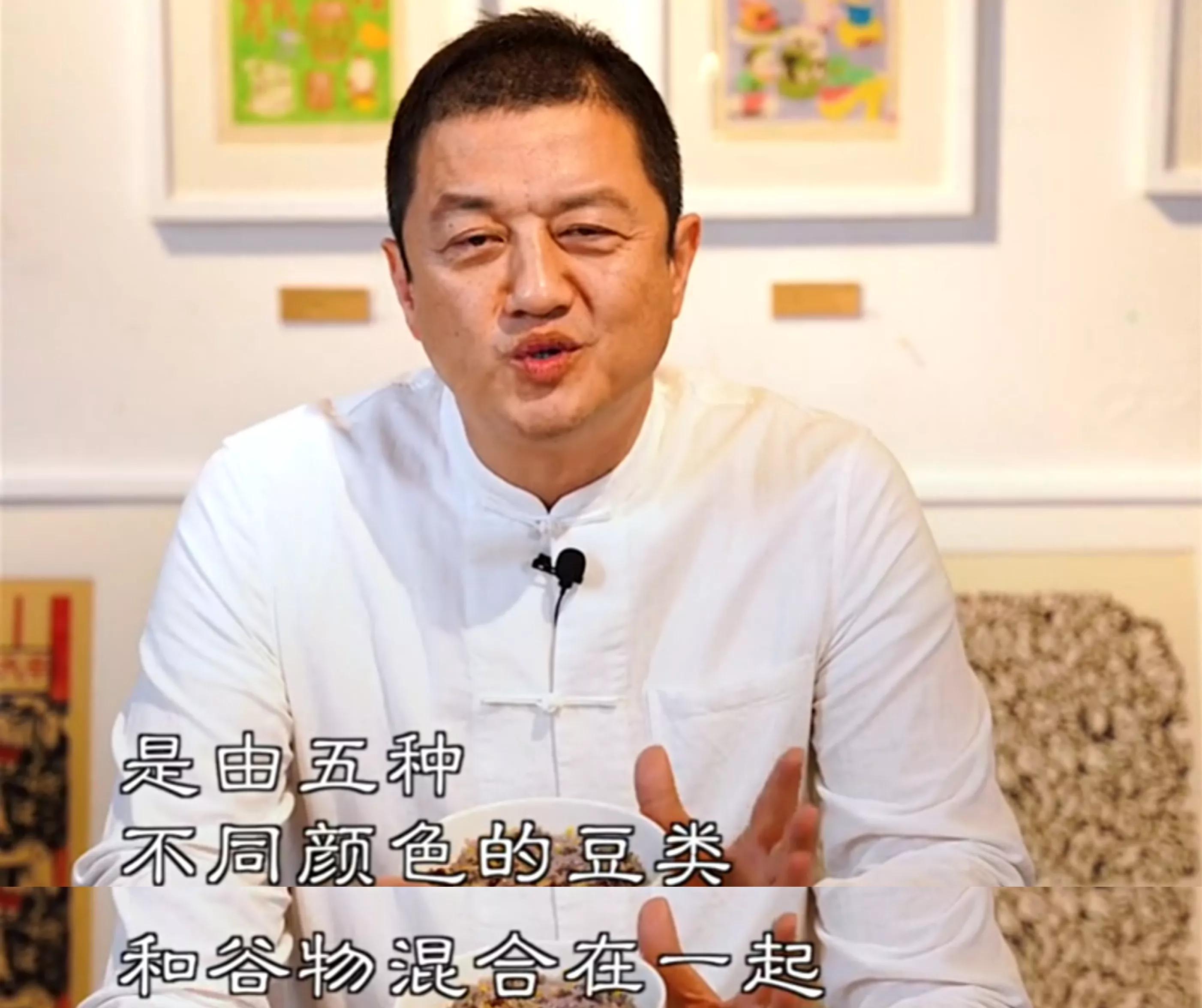 李亚鹏|50岁李亚鹏与友人一起“斗蛋”，吃五色饭，称发福还是消肉