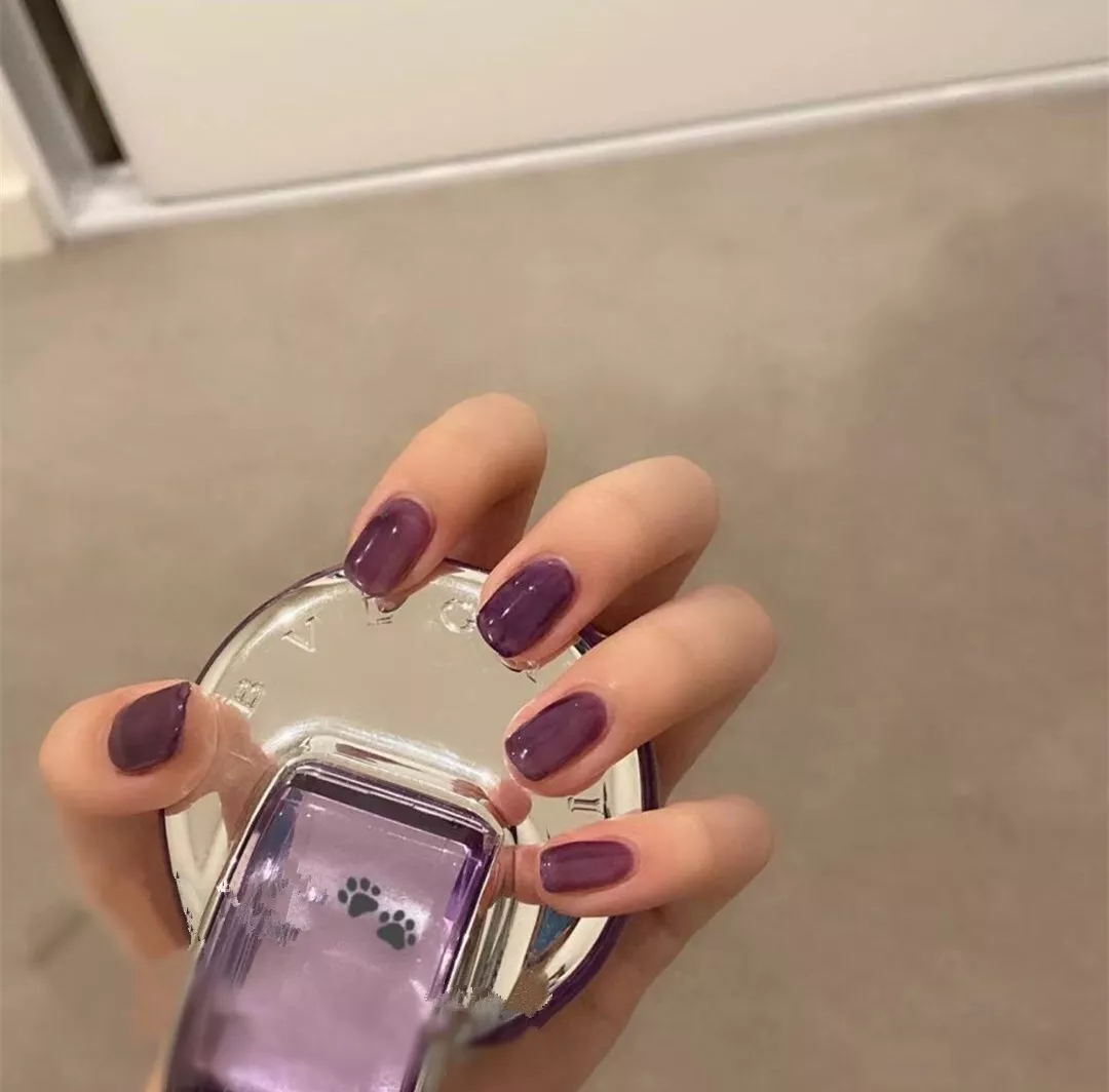 美甲 冬季做什么纯色美甲，显白又好看？