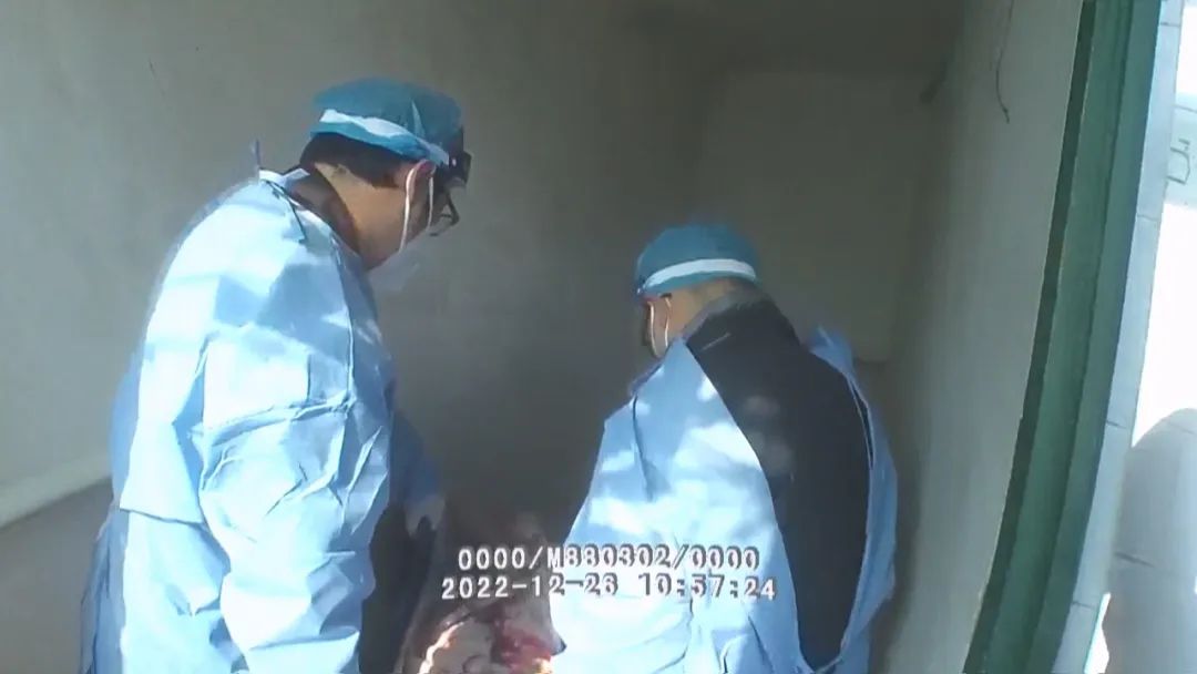 独居老人寒冬躺地三天,民警上门救助转危为安